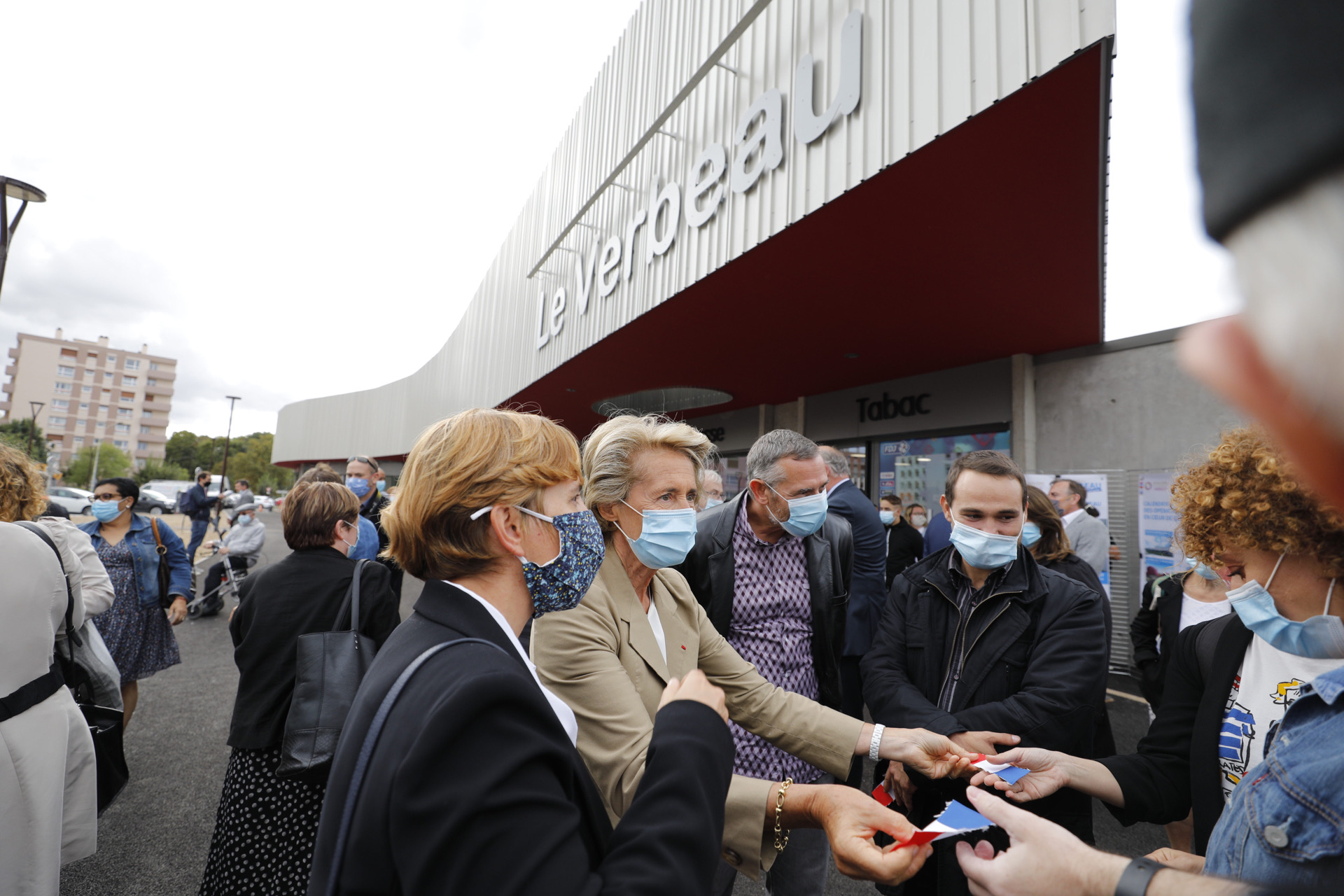 Caroline Cayeux, pr&eacute;sidente de l'ANCT, donne un morceau du ruban bleu-blanc-rouge &agrave; des enfants qui ont asist&eacute; &agrave; l'inauguration