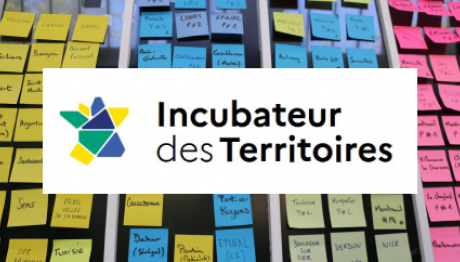 Logo de l'Incubateur avec au 2e plan, une photo de post-it coll&eacute;s sur une vitre