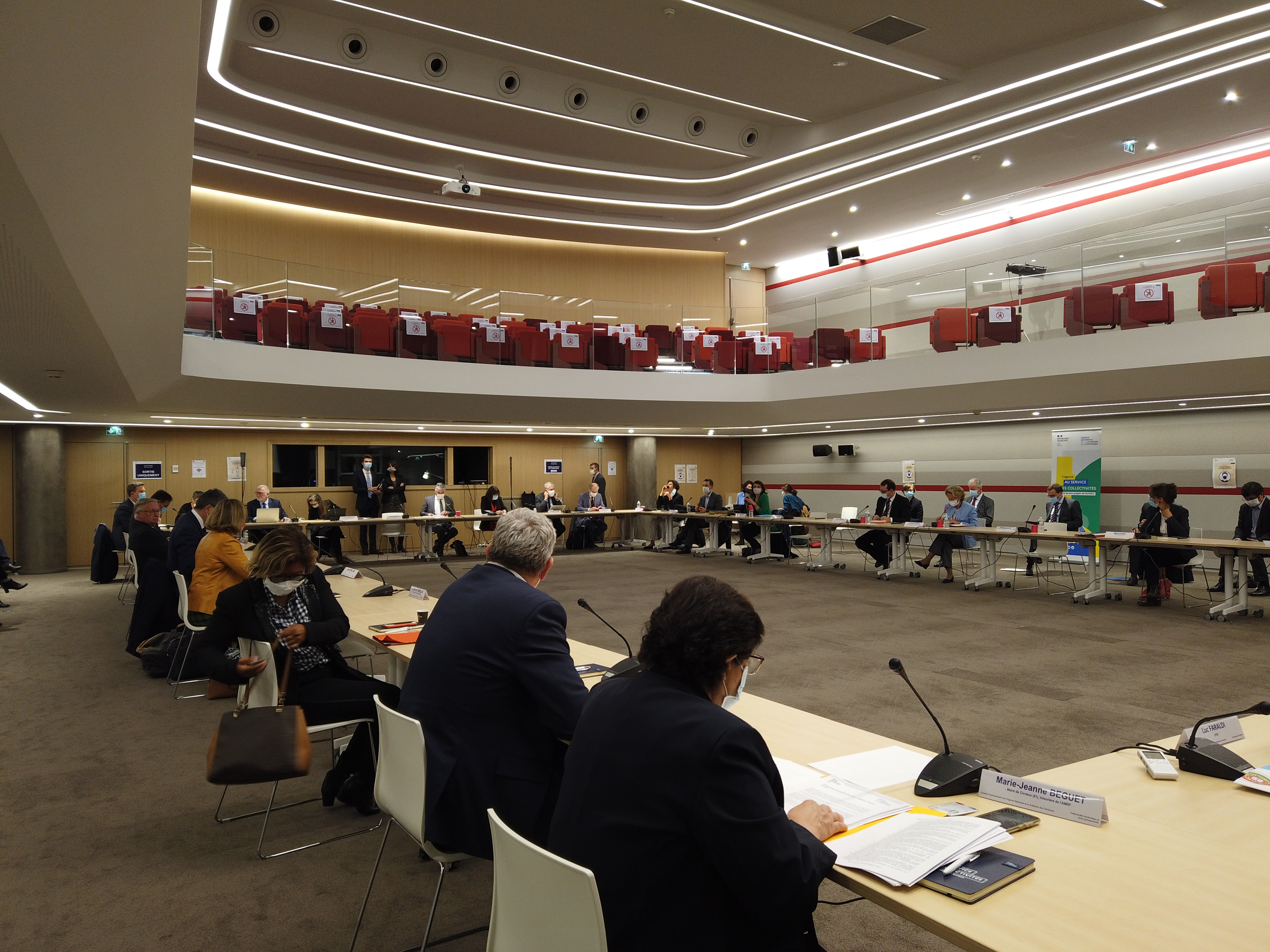 Vue d'ensemble de la salle o&ugrave; les membres du conseil sont r&eacute;unis