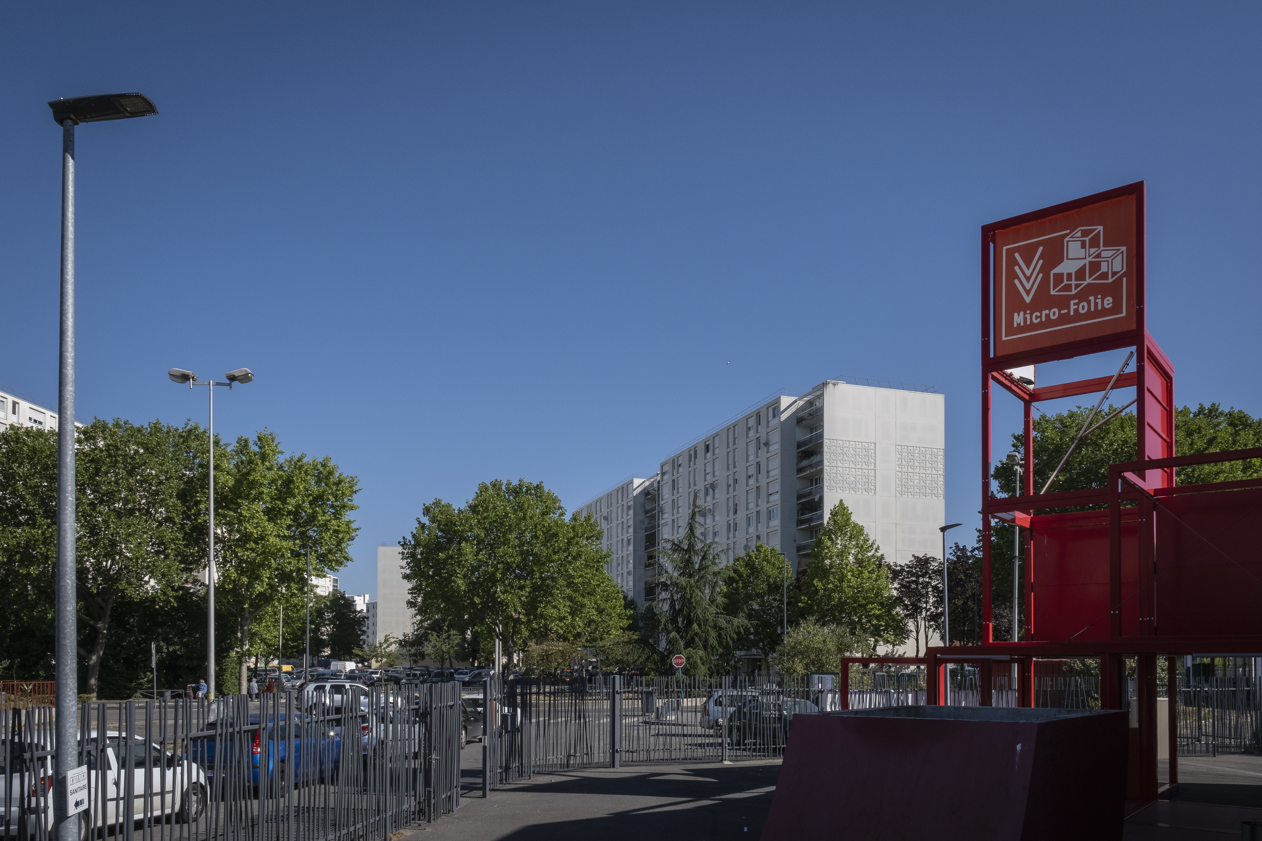 Vue de l'entr&eacute;e de la Micro-Folie de Sevran (93), avec un grand immeuble de logements en 2e plan