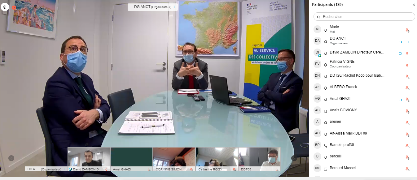 Autour d'un table ovale, le directeur de l'ANCT, entour&eacute; de 2 collaborateurs pendant le w&eacute;binaire