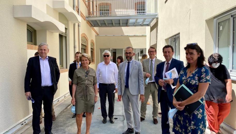 Photo de groupe avec la pr&eacute;sidente de l'ANCT dans le Gers.