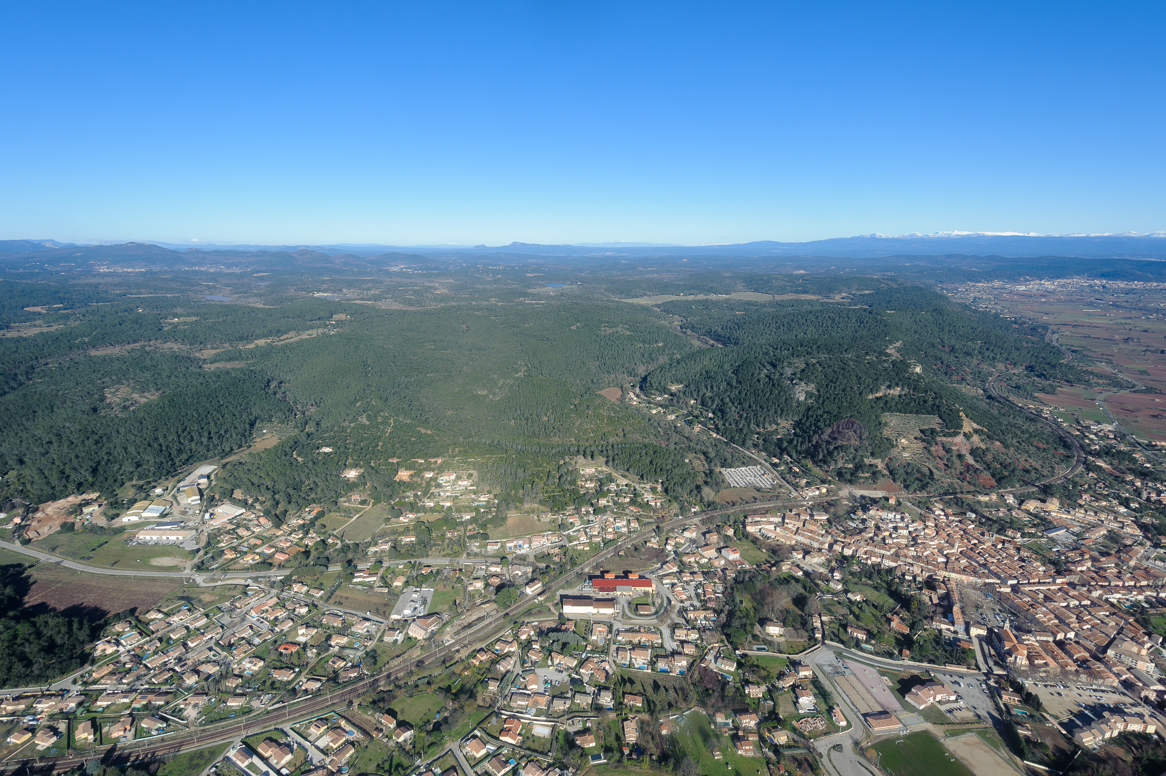 Vue du haut d'un colline d'une petite ville du Gard, avec les collines en arri&egrave;re-plan
