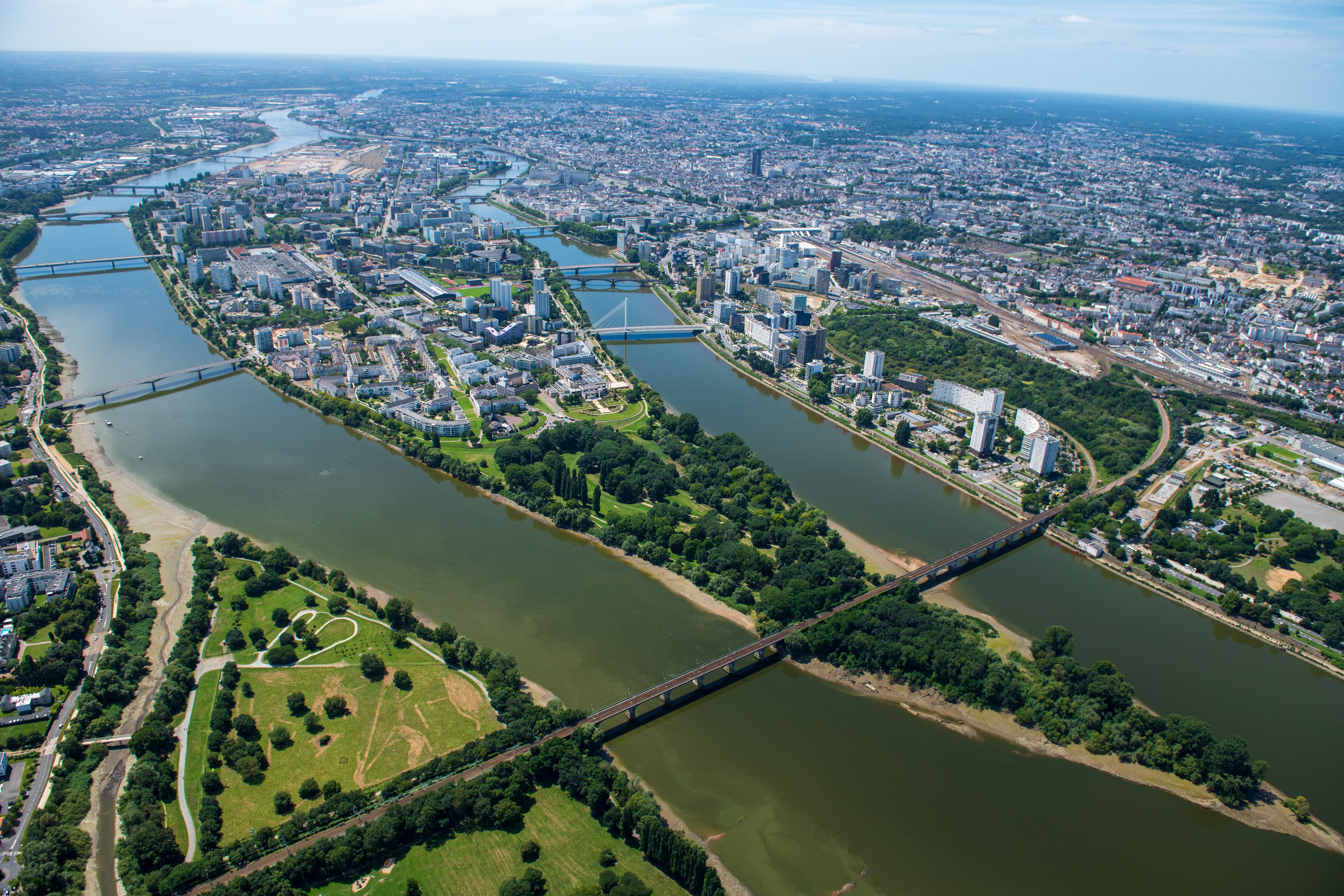 Vue a&eacute;rienne de la ville de Nantes, travers&eacute;e par la Loire.