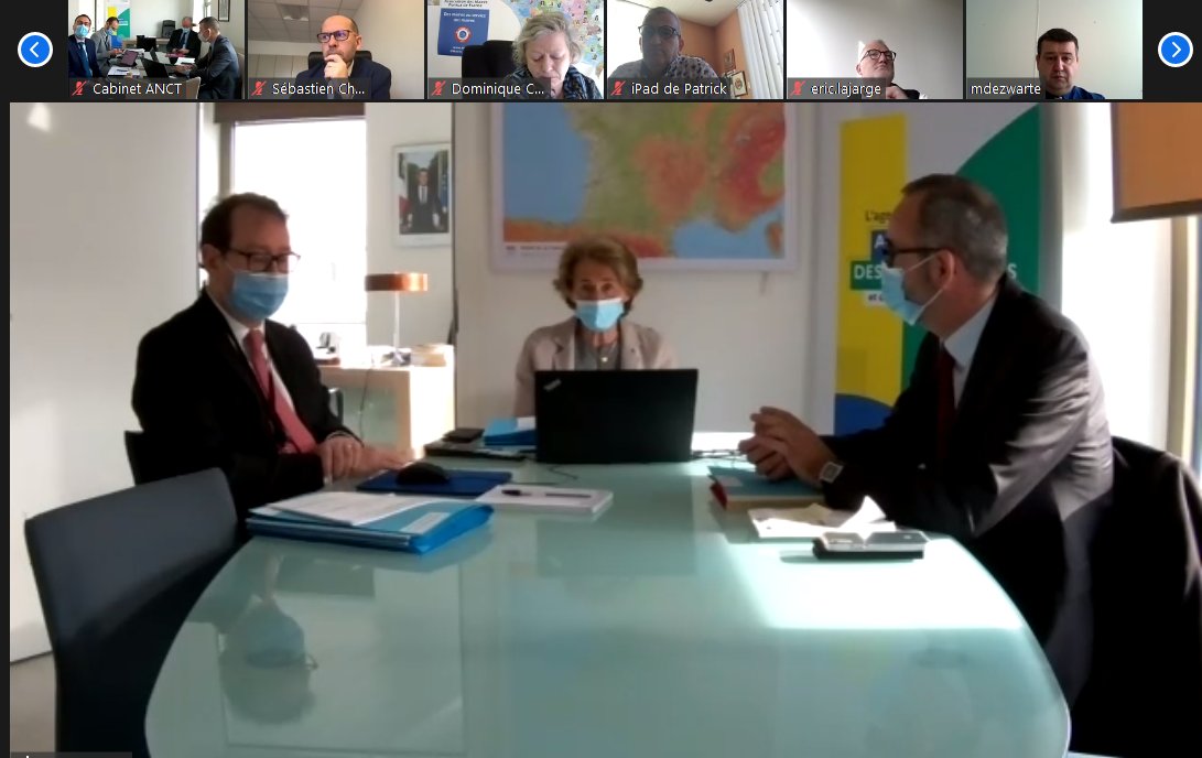 Capture &eacute;cran de la visio, avec en image principale 3 personnes autour d'une table et, en vignettes, en haut, les autres participants