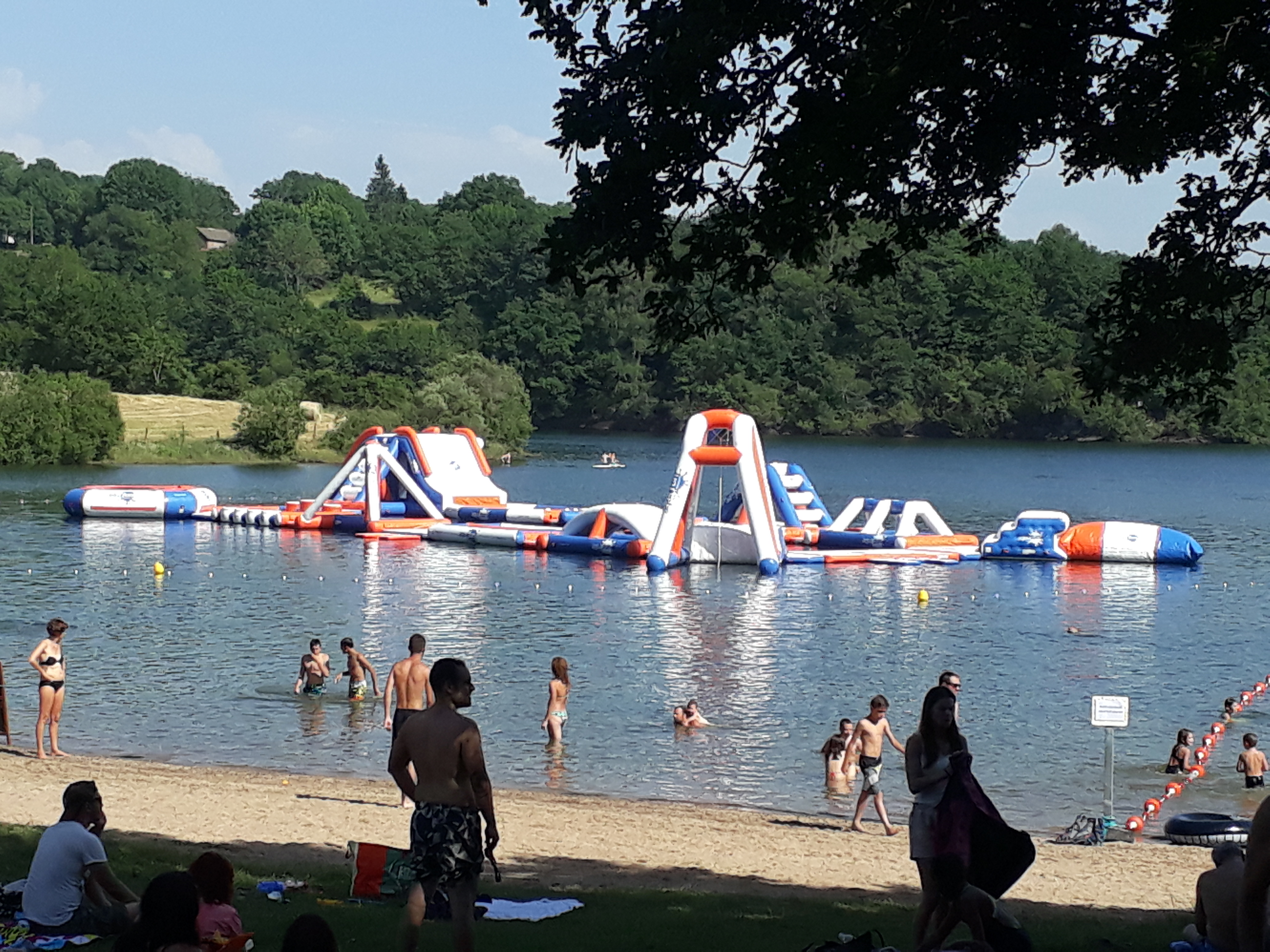 Jeux gonflables pour enfants, installés sur un lac