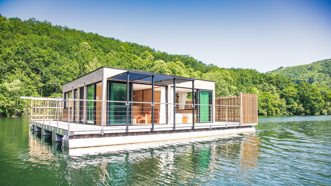 Photo d'un ch&acirc;let flottant am&eacute;nag&eacute; sur une barge pour l'h&eacute;gergement touristique