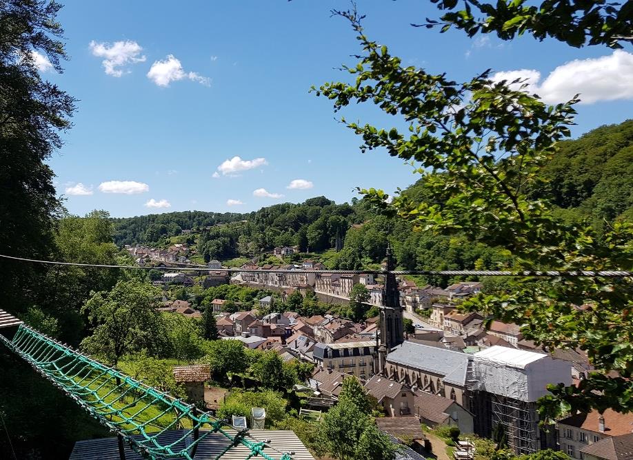 vue de la ville de Plombière (88) dans une vallée