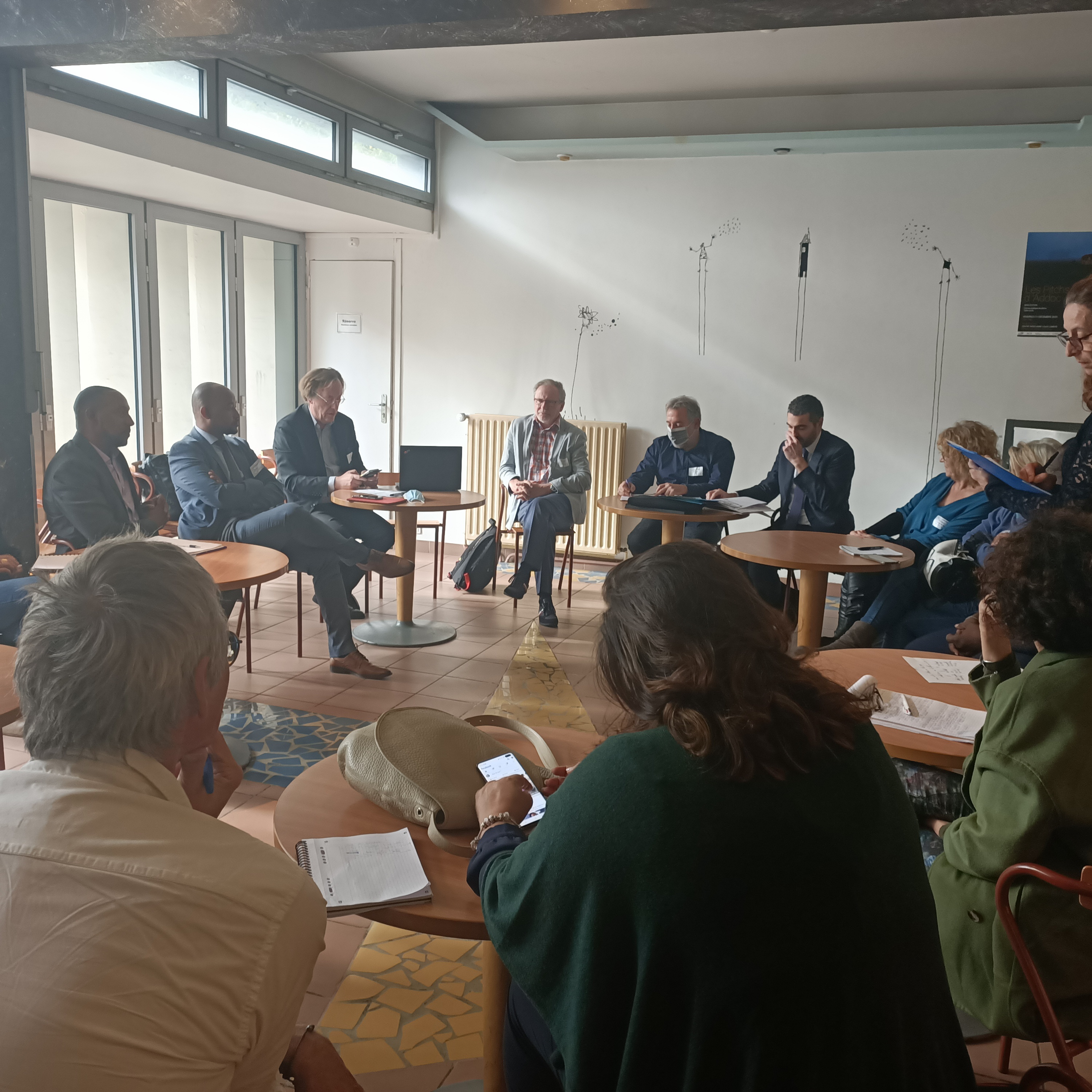 Groupe de travail assis en rond