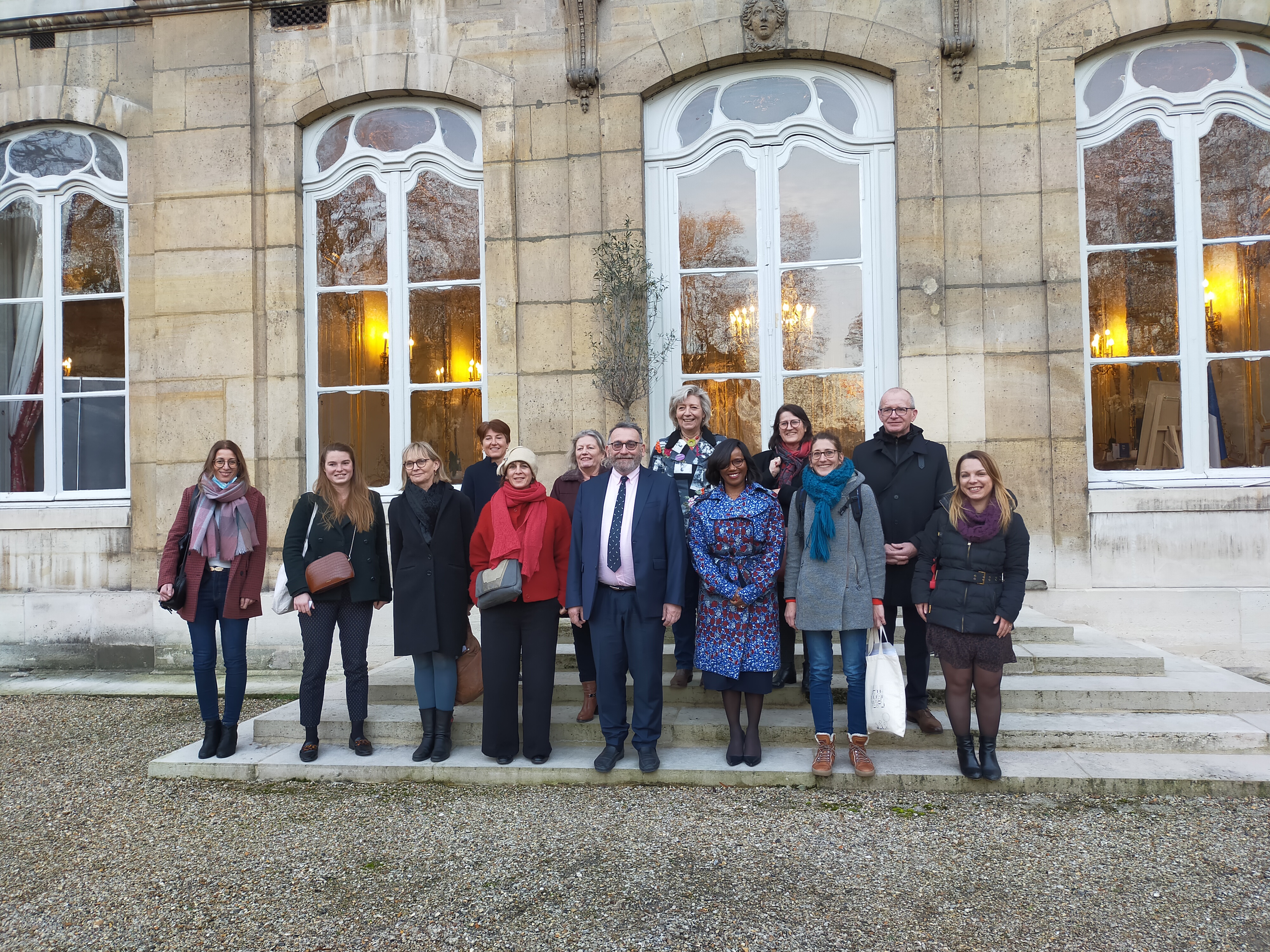 Photo de groupe : les femmes des associations lauréates de l'AMI posent avec le ministre, Joe¨ël Giraud, sur les marches du ministère.