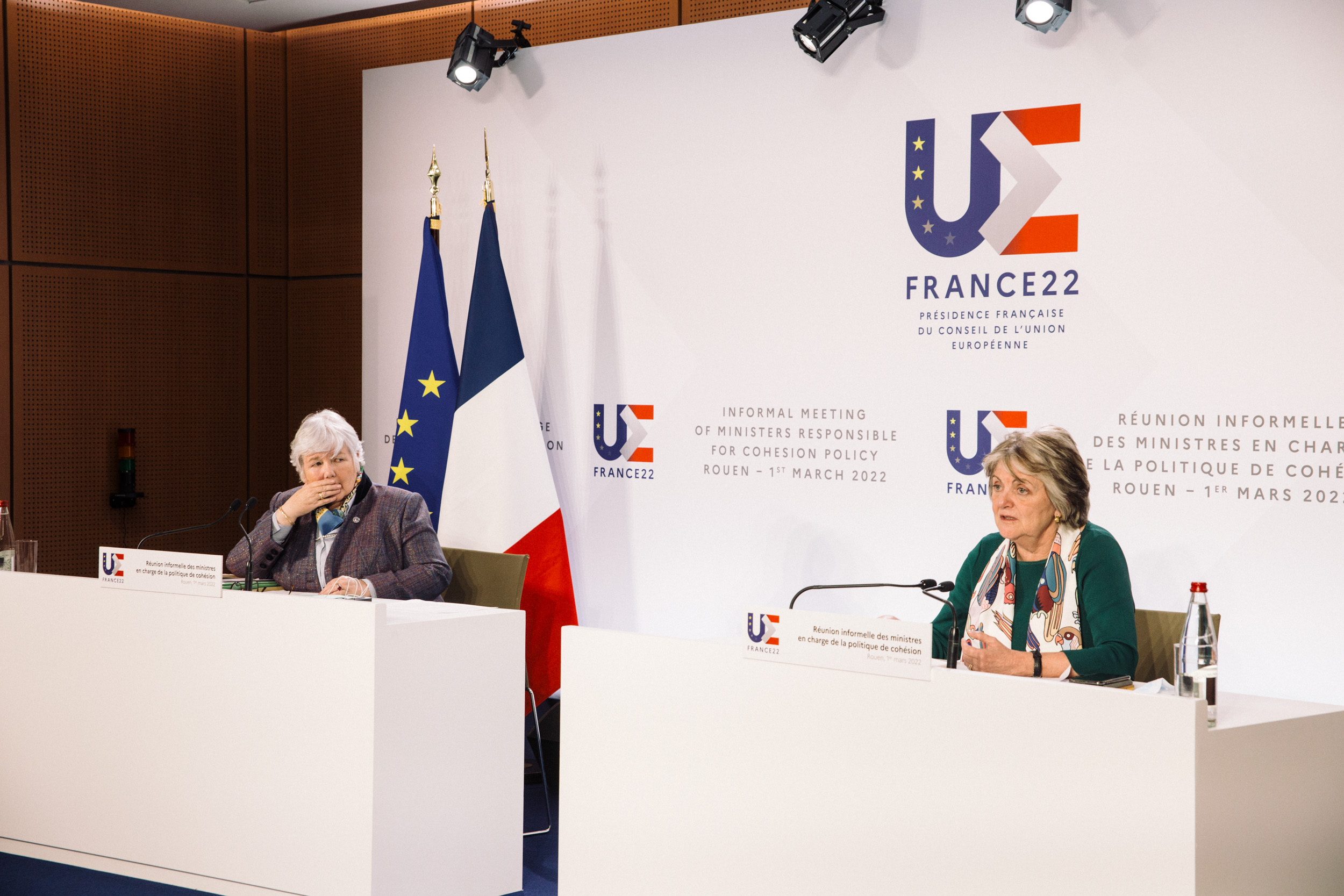 Au pupitre, Jacqueline Gourault et Elisa Ferreira