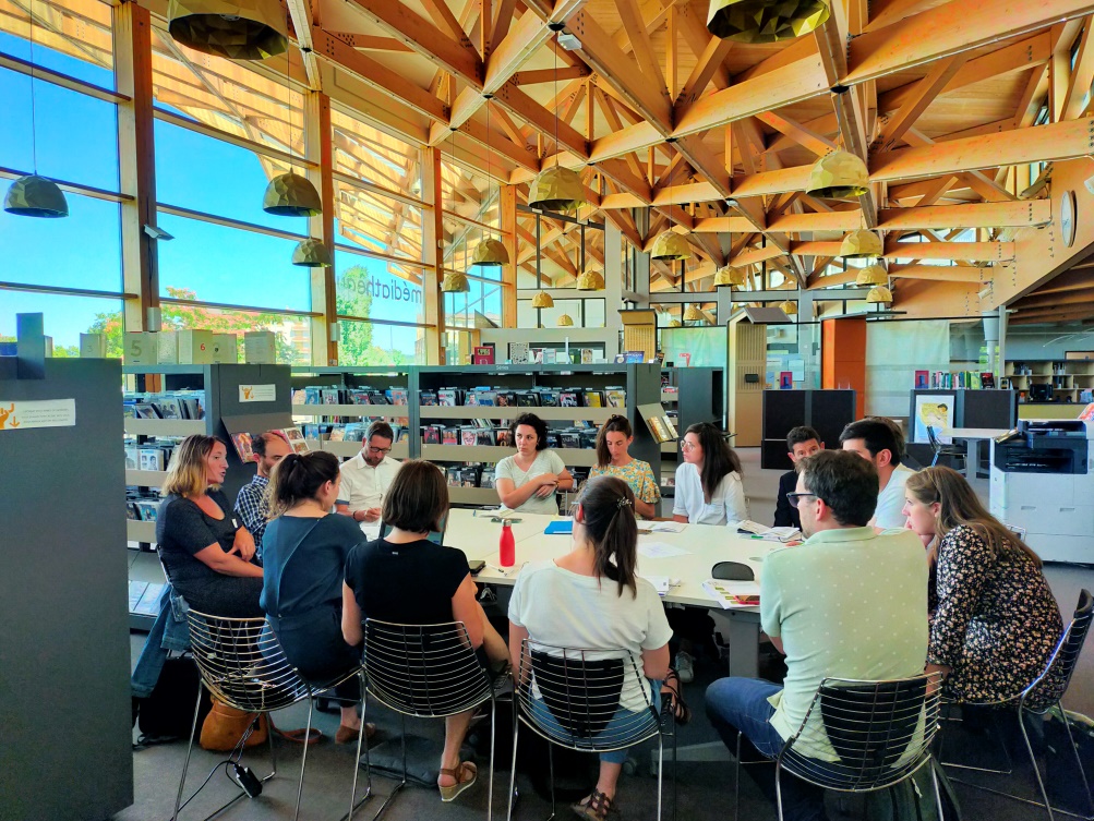 Des participants à la rencontre Auvergne-Rhône-Alpes en plein atelier, le 11 juillet 2022 à Belleville-en-Beaujolais (Rhône).