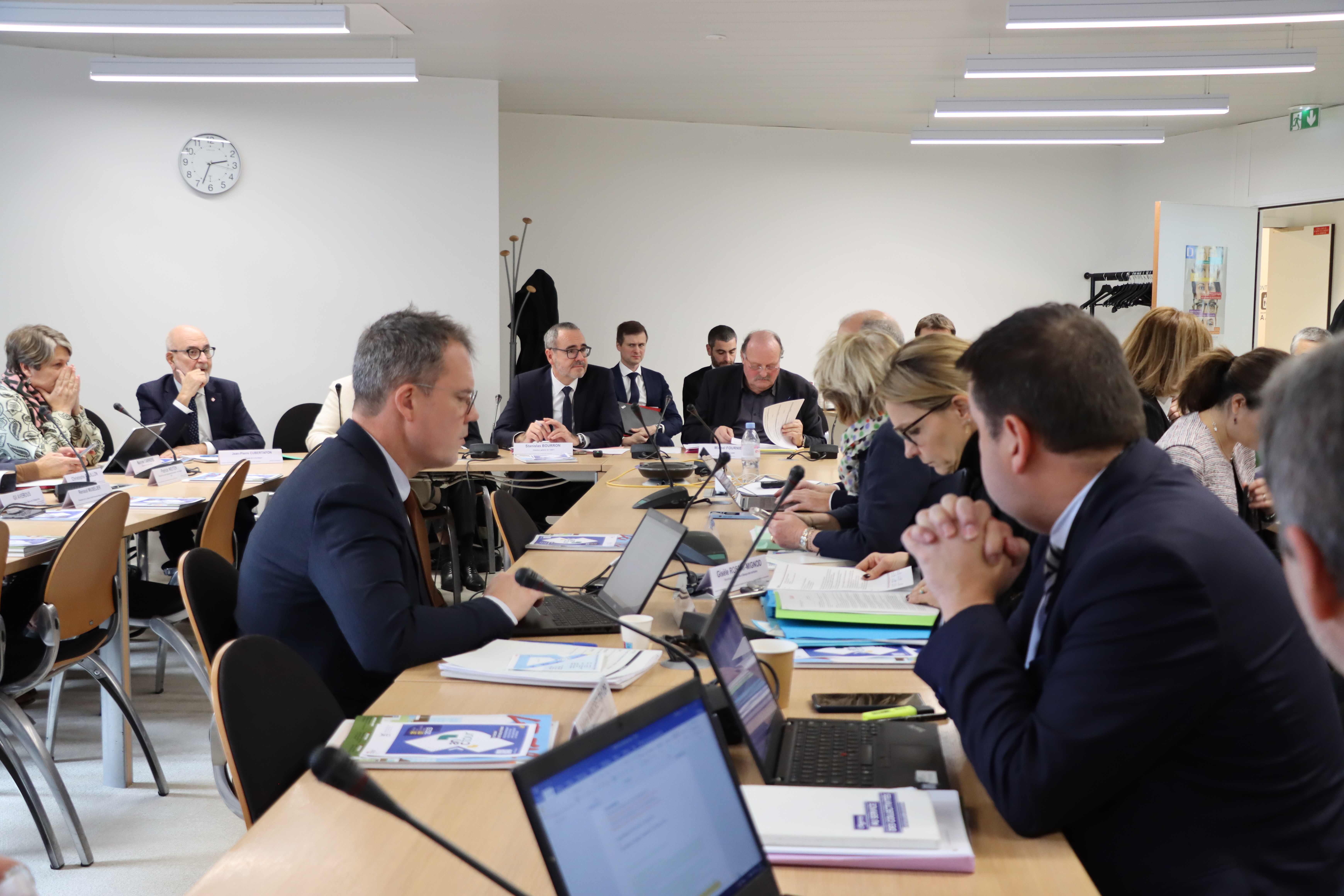 Vue sur les participants au conseil, assis.