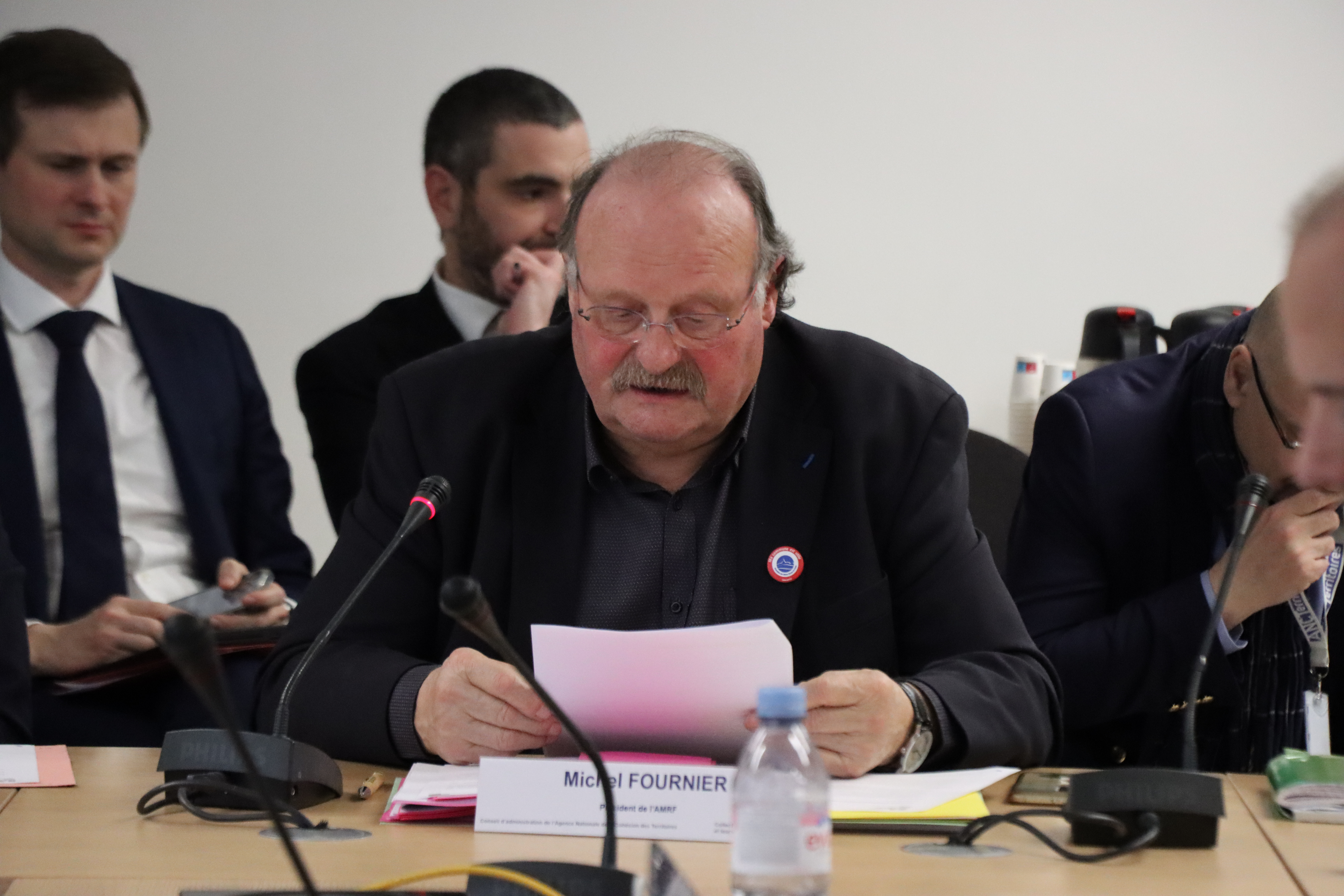 Michel Fournier lit son discours, assis &agrave; la table du conseil.