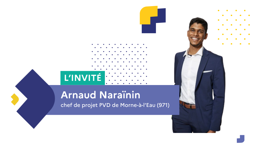 Portrait en 3/4 d'Arnaud Naraïnin en costume bleu, chemise blanche, cheveux noirs courts et souriant.