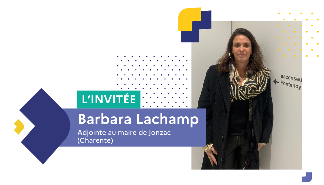 Portrait en 3/4 de Barbara Lanchamp, appuyée contre un mur, en robe noire, cheveux bruns longs.