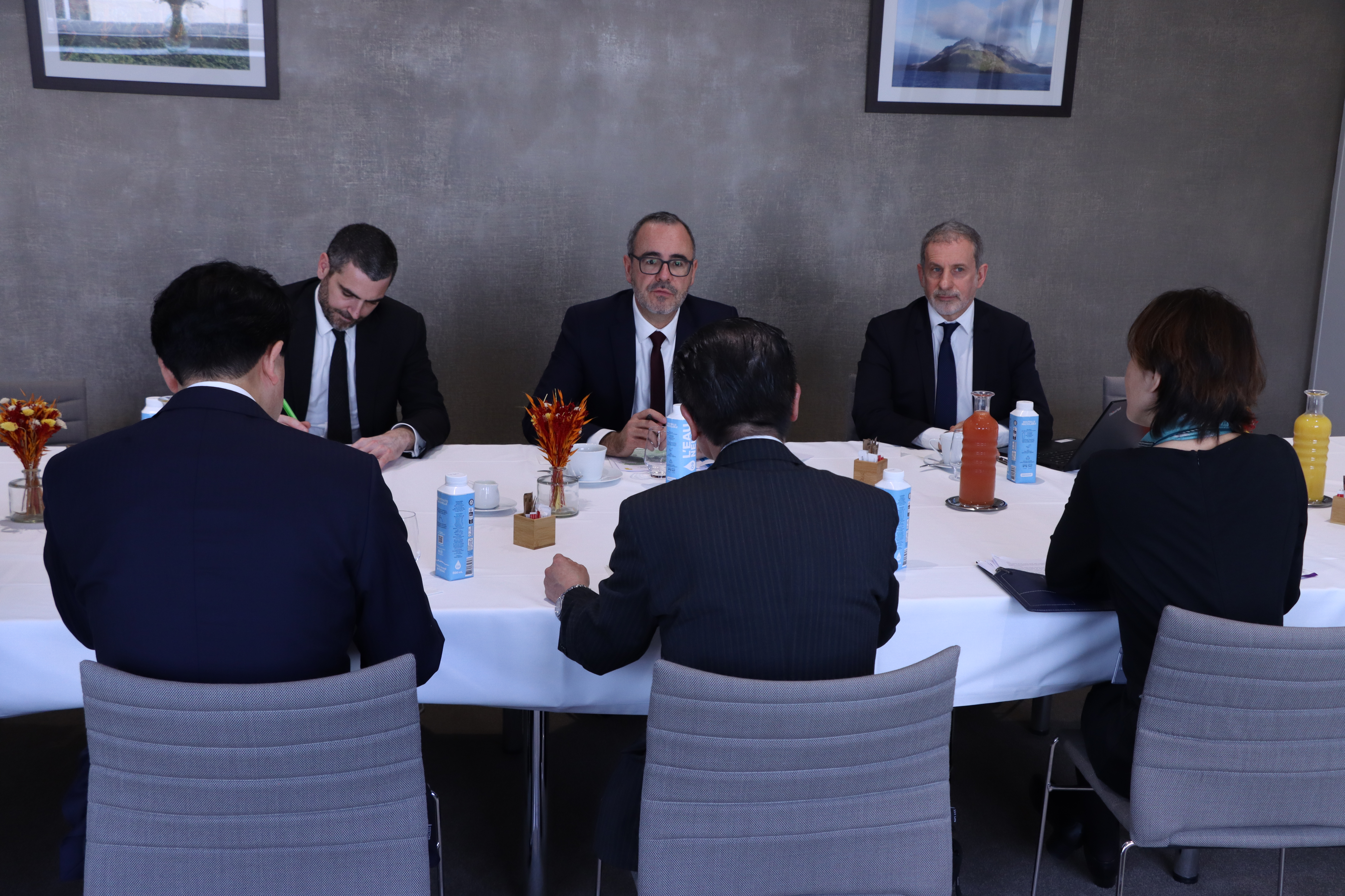 Discutions autour de la table