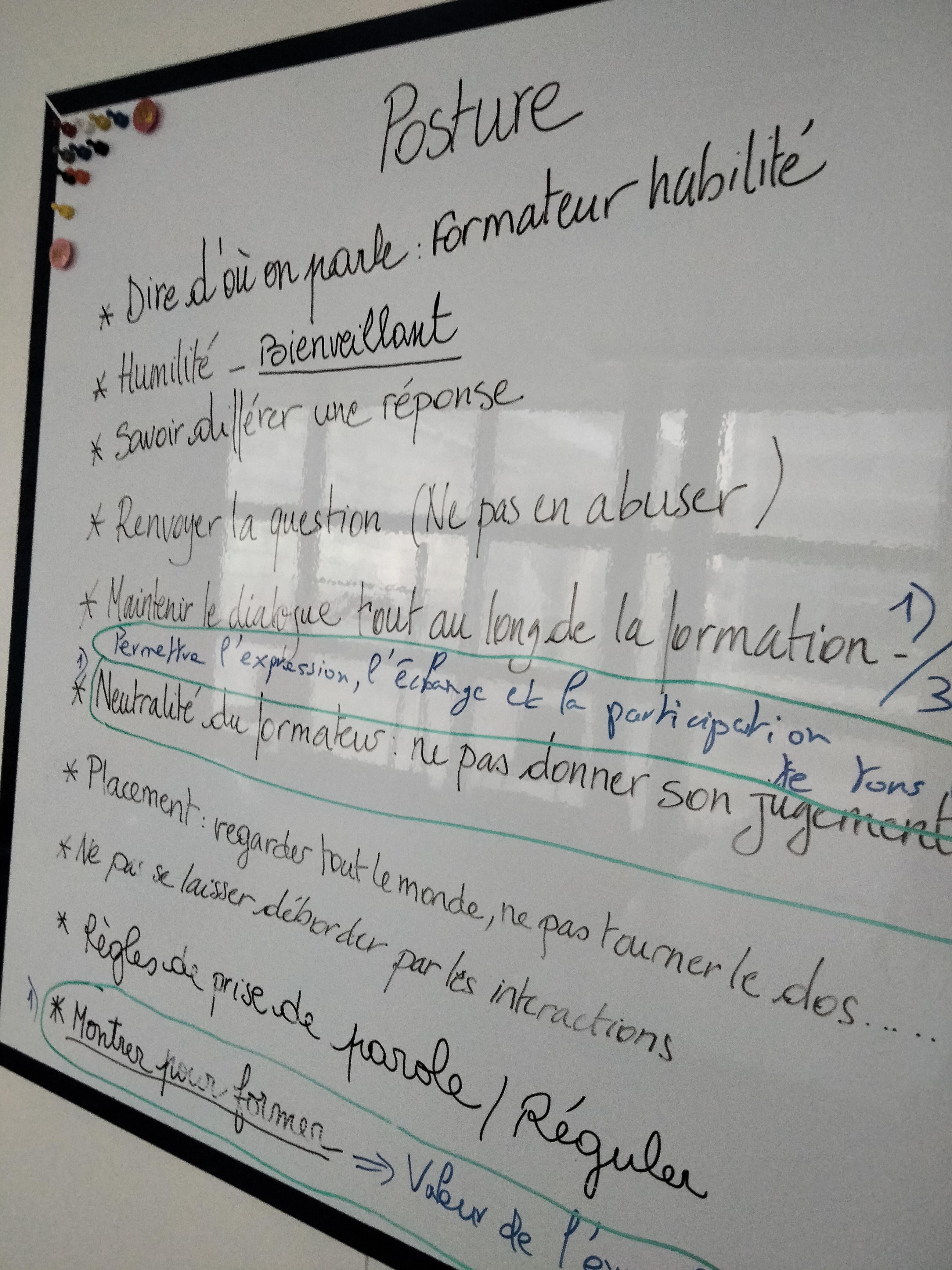 Tableau blanc avec inscriptions, en noir, des notions clés de la mission du formation VRL.