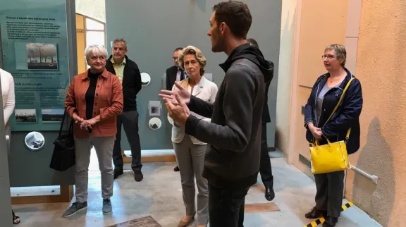 Un groupe &eacute;coute les explication sur le Parc national de for&ecirc;ts