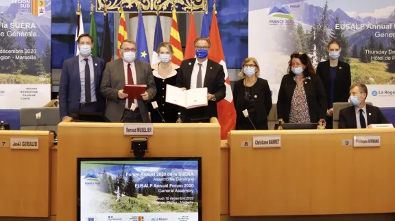 Photo de groupes des personnalit&eacute;s &agrave; l'assembl&eacute;e g&eacute;n&eacute;rale de la Suera