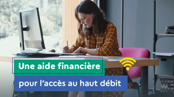 Haut de l'affiche de la campagne presse montrant une femme devant son ordi et annon&ccedil;ant l'aide de l'&Eacute;tat.