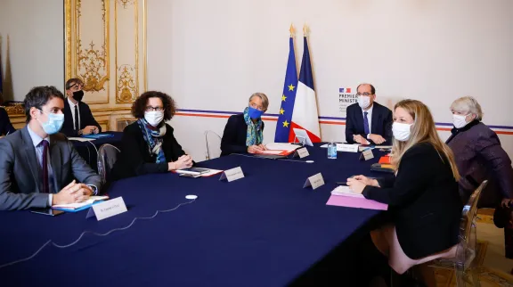 premier ministre et ministres autour d'une table pour la r&eacute;union du Comit&eacute; interminist&eacute;riel des villes