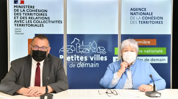 Le ministres J. Gourault et J. Giraud sur un plateau TV avec en fond l'affiche de l'&eacute;v&eacute;nement; Recontres nationales Petites Villes de demain