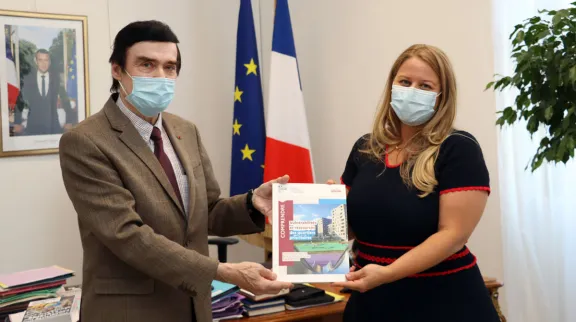 Devant les drapeaux France et UE, M. Cordet, pr&eacute;sident de l'ONPV, remet officiellement le rapport 2020 &agrave; la ministre N. Hai, dans son bureau.
