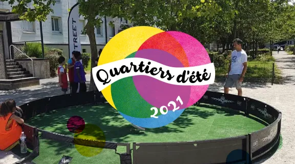 Logo quartiers d'&eacute;t&eacute; color&eacute; enfants jouant en arri&egrave;re plan