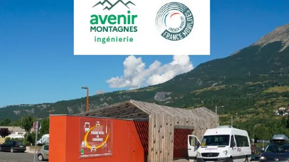 Parking relais de l&rsquo;Embrunais, avec la montagne en arri&egrave;re fond 