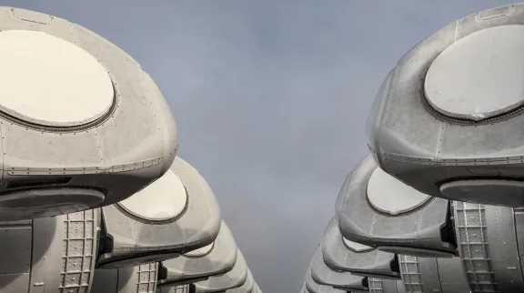 All&eacute;e de gros blocs ronds de b&eacute;ton gris d'une usine General Electric