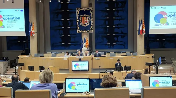 Vue d'une grande salle de conseil