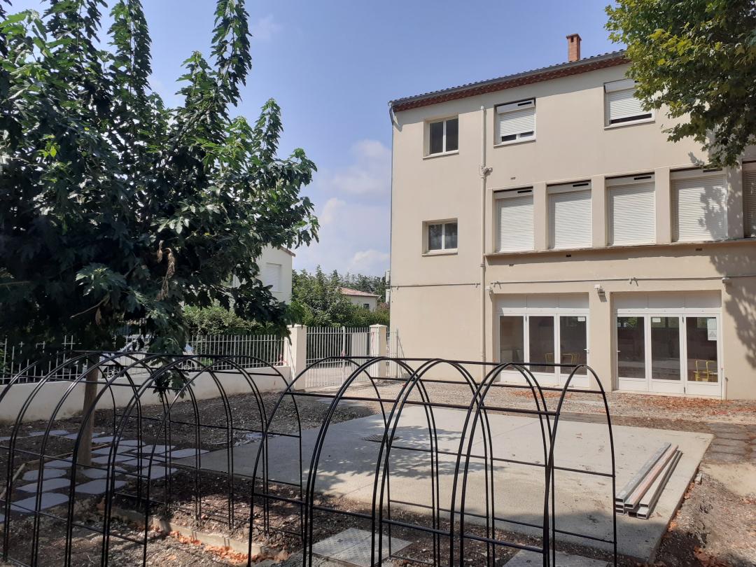 Cour d'&eacute;cole arbor&eacute;e
