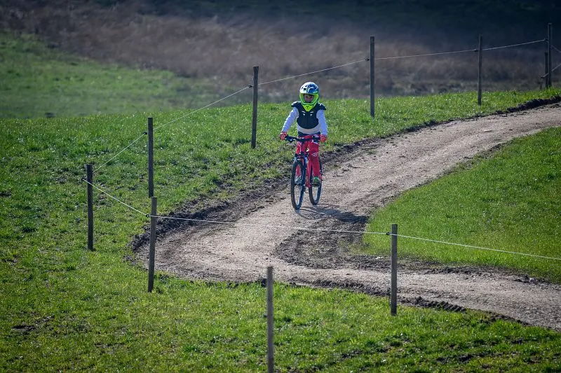 Enfant sur un VTT de montagne &agrave; M&eacute;tabief