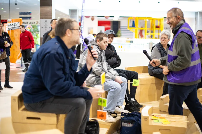H&eacute;micycle du Parlement europ&eacute;en en carton